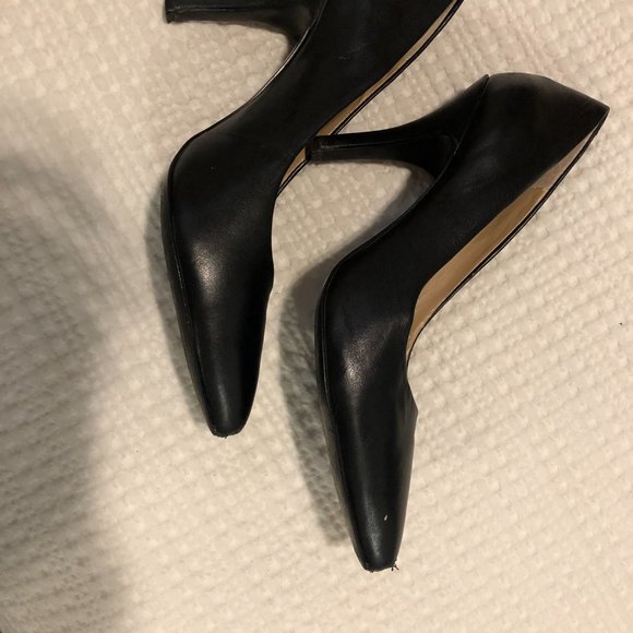 Black Leather Arturo Chiang Pointed Toe Heels - Picture 3 of 3